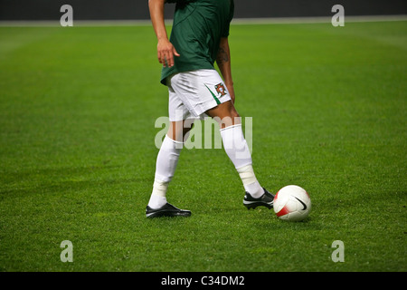 Dettaglio colpo di gambe di un cittadino portoghese team football player Foto Stock