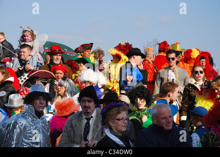 Il carnevale la folla che fiancheggiano le strade a Maastricht Paesi Bassi Foto Stock