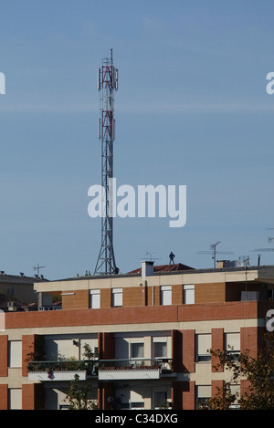 Cellulare 3G antenna di comunicazione sulla parte superiore dell edificio di appartamenti Foto Stock