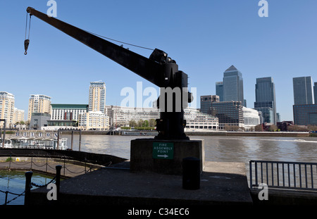 Vecchia gru con Canary Wharf in background, Londra, Inghilterra, Regno Unito. Foto Stock