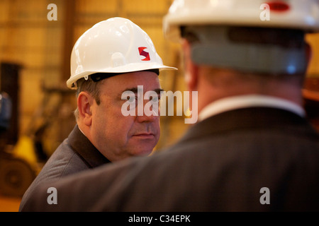 RENFREW, REGNO UNITO - 27 APRILE: Alex Salmond, leader SNP (Scottish National Party), è stato intervistato per notizie televisive durante una visita alla Steel Engineering Ltd a Renfrew mercoledì 27 aprile 2011. Salmond ha incontrato lavoratori apprendisti mentre si è impegnato per la rielezione a primo ministro alle elezioni del Parlamento scozzese. (Foto © David Gordon) Foto Stock