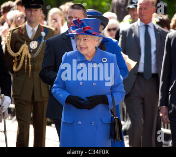 La Gran Bretagna è la Regina Elisabetta a Cambridge per il suo modo di St John's College per un pranzo Foto Stock