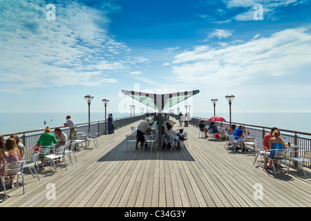 Boscombe Bournemouth Pier vista dall'ingresso sulla giornata di sole persone rilassante, su una banca vacanze, calma oceano oltre Foto Stock