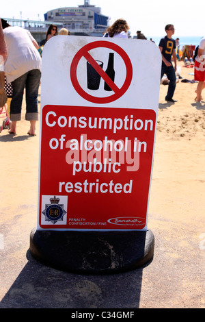 Segno Anti-Alcohol sulla spiaggia di Bournemouth Foto Stock