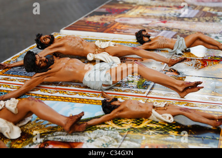 Piccole statue di Gesù sul mercato in stallo Siviglia durante la Semana Santa, Siviglia, Andalusia, Spagna Foto Stock