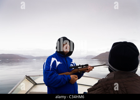 Il marito e la moglie di cacciatori di tenuta, Groenlandia meridionale Foto Stock