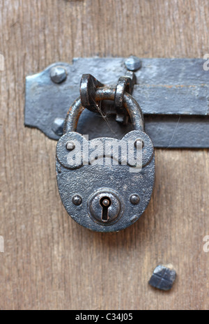 Antico lucchetto in una porta di legno Foto Stock