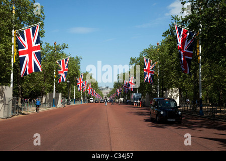I preparativi per il Royal Wedding. Il centro commerciale nel centro di Londra è ora addobbato con righe di gigante Union Jack Flag. Foto Stock