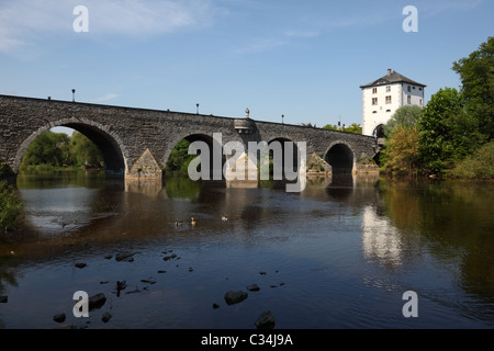 Antico ponte sopra il fiume Lahn nel Limburgo, Germania Foto Stock