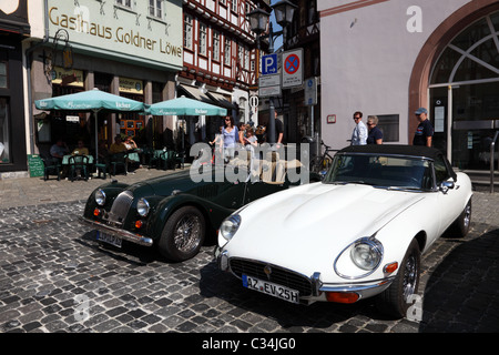 Auto d'epoca parcheggiato nella città vecchia di Limburg, Hesse in Germania. Foto Stock