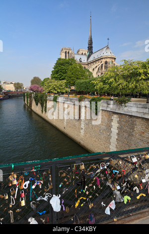 Amore si blocca sul Pont de l'Archeveche vicino a Notre Dame, Paris, Francia Foto Stock