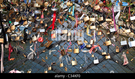 Amore si blocca sul Pont de l'Archeveche vicino a Notre Dame, Paris Foto Stock