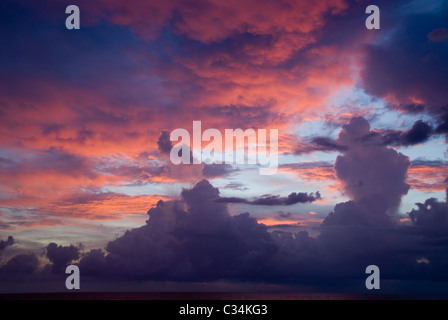 Un bellissimo tramonto dei Caraibi, come visto da Rick's Cafe. Foto Stock