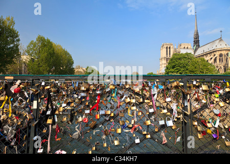 Amore si blocca sul Pont de l'Archeveche vicino a Notre Dame, Paris Foto Stock