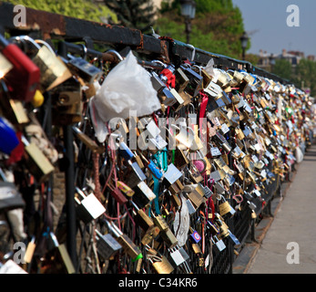 Amore si blocca sul Pont de l'Archeveche vicino a Notre Dame, Paris Foto Stock