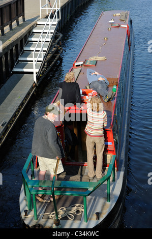 Narrowboat e passeggeri in transito attraverso beeston lock Inghilterra Nottingham Regno Unito Foto Stock