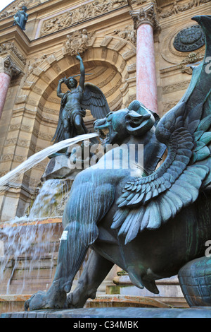 Un griffin che sputava acqua nella fontana a Place Saint-Michel a Parigi, Francia Foto Stock