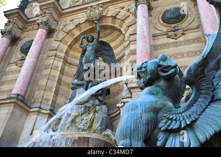 Un griffin che sputava acqua nella fontana a Place Saint-Michel a Parigi, Francia Foto Stock