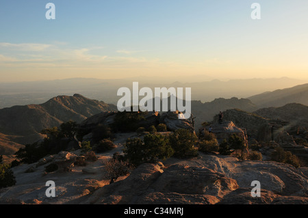 I turisti al punto di Ventoso vista sul Monte Lemmon, Tucson, Arizona, USA, Foresta Nazionale di Coronado, Deserto di Sonora. Foto Stock