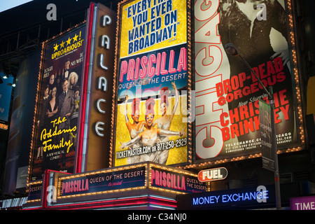 Il Palace Theatre e la pubblicità per gli spettacoli di Broadway in Times Square a New York Foto Stock