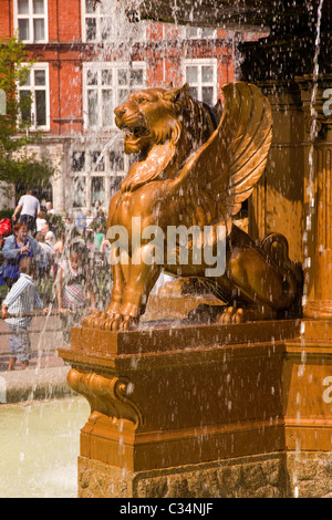 Golden leone alato statua in acqua ornamentale fontana nella piazza del Municipio, Leicester, England, Regno Unito Foto Stock