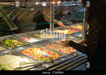 Un salad bar in un negozio di specialità gastronomiche in New York Domenica, 24 aprile 2011. (© Richard B. Levine) Foto Stock