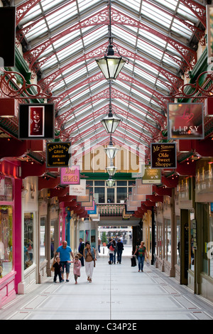 Queens Arcade, Leeds, West Yorkshire, Inghilterra, Regno Unito Foto Stock