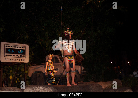 Mangiatori di fuoco e gli animatori al Singapore safari notturno Foto Stock