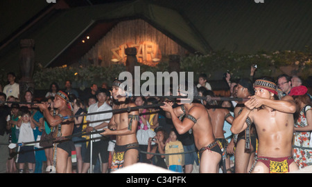 Mangiatori di fuoco e gli animatori al Singapore safari notturno Foto Stock