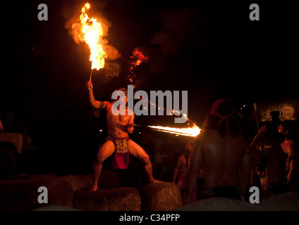 Mangiatori di fuoco e gli animatori al Singapore safari notturno Foto Stock