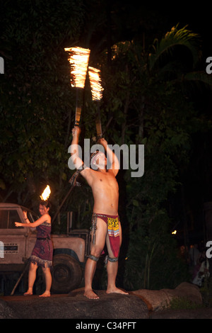 Mangiatori di fuoco e gli animatori al Singapore safari notturno Foto Stock