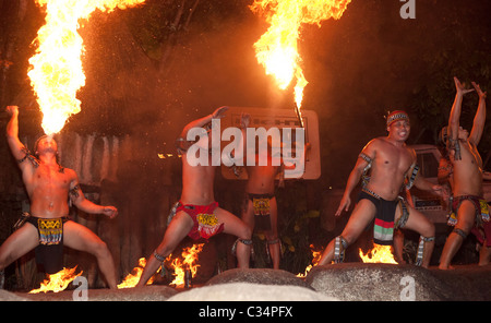 Mangiatori di fuoco e gli animatori al Singapore safari notturno Foto Stock