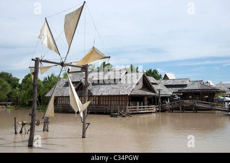 Tela tradizionale mulino a vento nel lago al Four Seasons mercato galleggiante Pattaya Thailandia Foto Stock