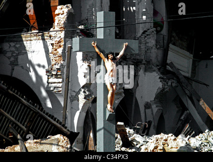 Statua di Gesù sulla croce nella parte anteriore del crollo di una chiesa del Sacro Cuore, a Port au Prince, dopo il terremoto del 2010 Foto Stock