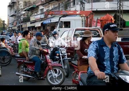 Auto, moto e un grande camion sono catturati in un ingorgo nel centro di Phnom Penh Cambogia. Foto Stock