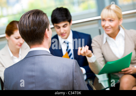 Vista posteriore del proprietario durante il colloquio con i partner Foto Stock