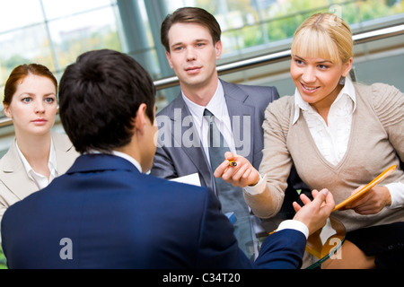 Diversi specialisti guardando imprenditore durante il colloquio Foto Stock