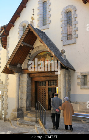 Coppia di anziani sul praticante alla chiesa Sant Esteve, Andorra la Vella, Andorra La Vella, Principato di Andorra Foto Stock