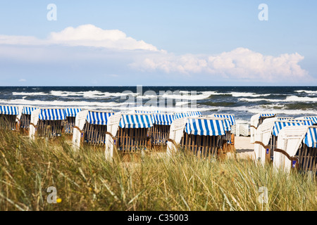 Vuoto in vimini con tetto di sedie a sdraio sulla spiaggia, Ruegen, Germania Foto Stock