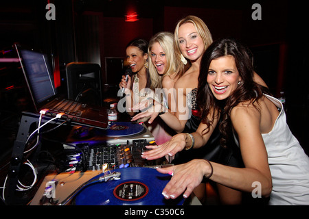 Trish Trevino e Abigail Klein (L-R) Dallas Cowboys Cheerleaders al ...