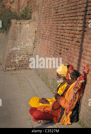 Due posti letto uomini santi (Sadhus) presso il tempio di Pashupatinath a Kathmandu in Nepal. Foto Stock