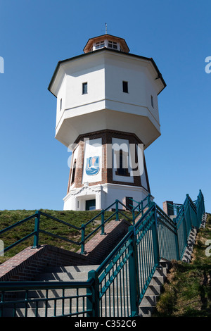 Costruito nel 1909, è l'Langeoog's water tower il punto di riferimento della tedesca Est isola Frisone Langeoog. Foto Stock