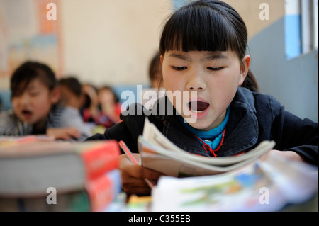 Cinese Scuola primaria agli studenti di frequentare la classe nella campagna remota nella contea di Duan, Guangxi, Cina. 20-Apr-2011 Foto Stock