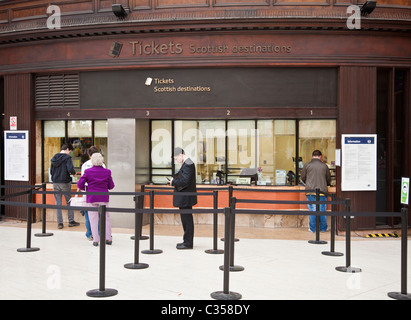 I passeggeri di accodamento e acquisto biglietti presso la biglietteria nella stazione centrale di Glasgow, Scotland, Regno Unito Foto Stock