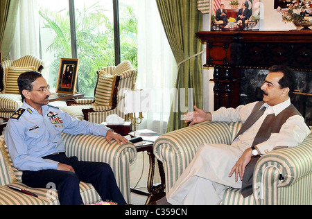 Il primo ministro, Syed Yousuf Raza Gilani colloqui con AIR CHIEF MARSHAL Rao Qamar Suleman, Capo del personale dell'aria, durante la riunione Foto Stock