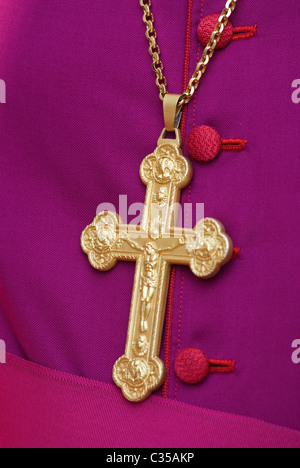 Christian Cross indossata da un vescovo visto qui nel suo rosso, porpora, scarlatto Chimere London UK 2011 2010s HOMER SYKES Foto Stock