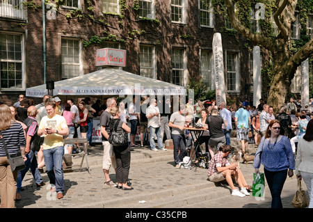 Altbier bevitori e i passanti sulla strada fuori Uerige nel centro storico (Altstadt), Düsseldorf, Germania. Foto Stock