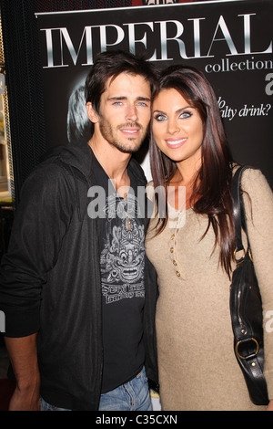 Nadia Bjorlin e il ragazzo Brandon Beemer il 2009 Valentine/Oscar Celebrity Romance Suite presso il Cafe La Boheme in West Hollywood Foto Stock