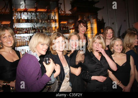 Imogen Edwarde-Jones, Kathy lette, e gli ospiti a prenotare launch party per 'In letto con...' a Artesian al Langham - Interno Foto Stock