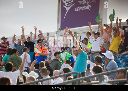 Folla esulta - quarta prova Ashes Cricket Australia contro l'Inghilterra svoltasi in Inghilterra Headingly Foto Stock